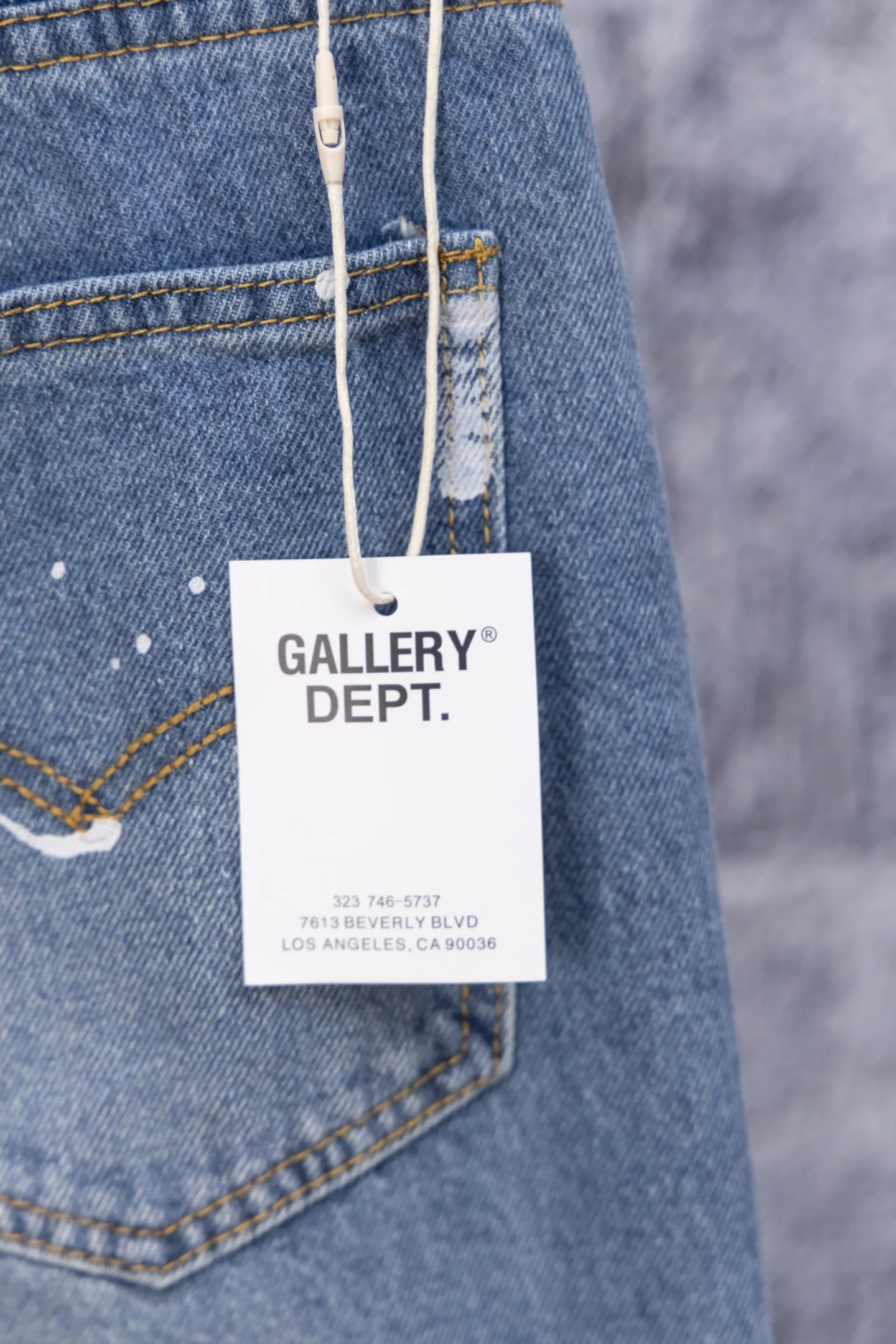 💰270 GALLERY DEPT.25ss new style splash-ink jeans, boot-cut trousers, denim + splash-ink, full of artistic sense! The trouser legs are spliced ​​with denim, creating a layered look, and the words "GALLERY DEPT." are super recognizable✨. High-density denim, wear-resistant and comfortable, perfect for daily wear or street style. Inspired by the classic elements of Helmut Lang, splashing ink is full of three-dimensionality. Pair it with simple tops or HL items to easily get a sense of avant-garde fashion! Gallery Dept. targets the global fashion pioneer group aged 18-35 and positions itself as a "high street art trendy brand". Cultural symbol output: Through endorsements from stars such as Virgil Abloh, Jennie, and Justin Bieber, the brand’s benchmark status in the hip-hop and fashion circles is strengthened. Size: 28-34 Color: Gray Blue